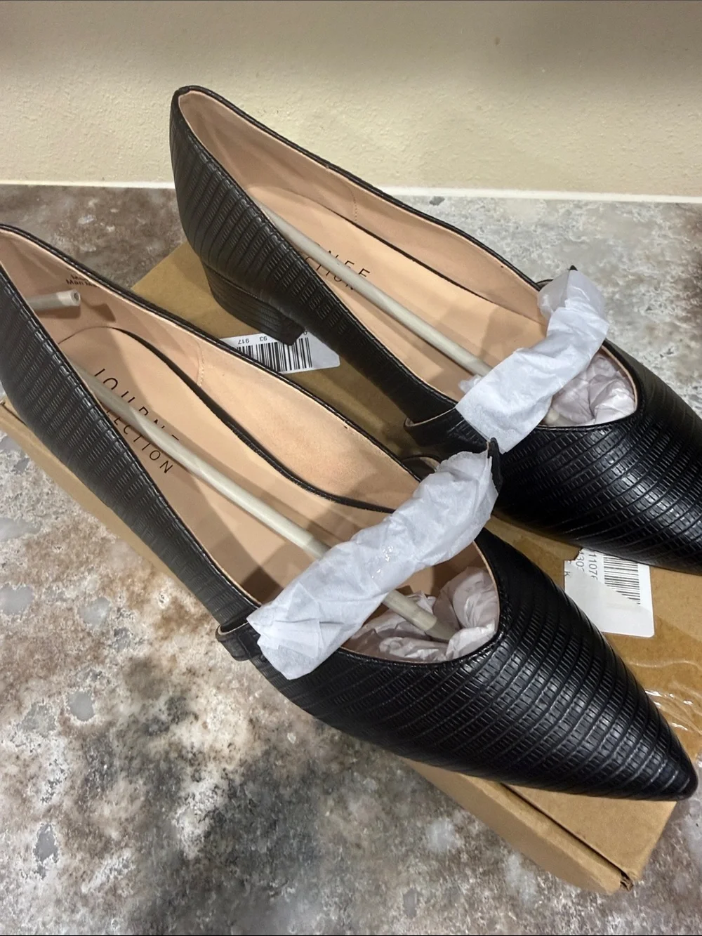 Journee Collection textured pointed